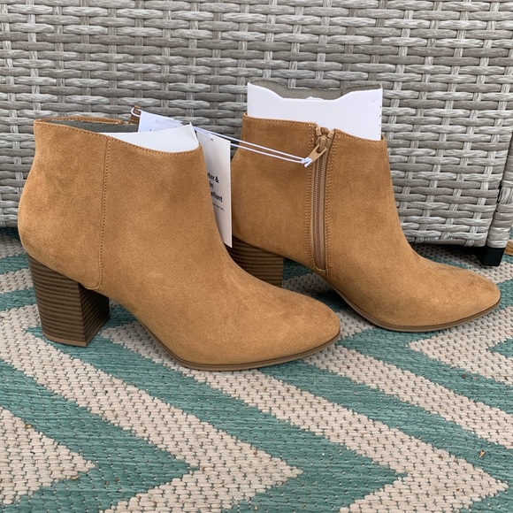 NWT Faux Suede Block Heel Booties size 10 - Picture 2 of 8